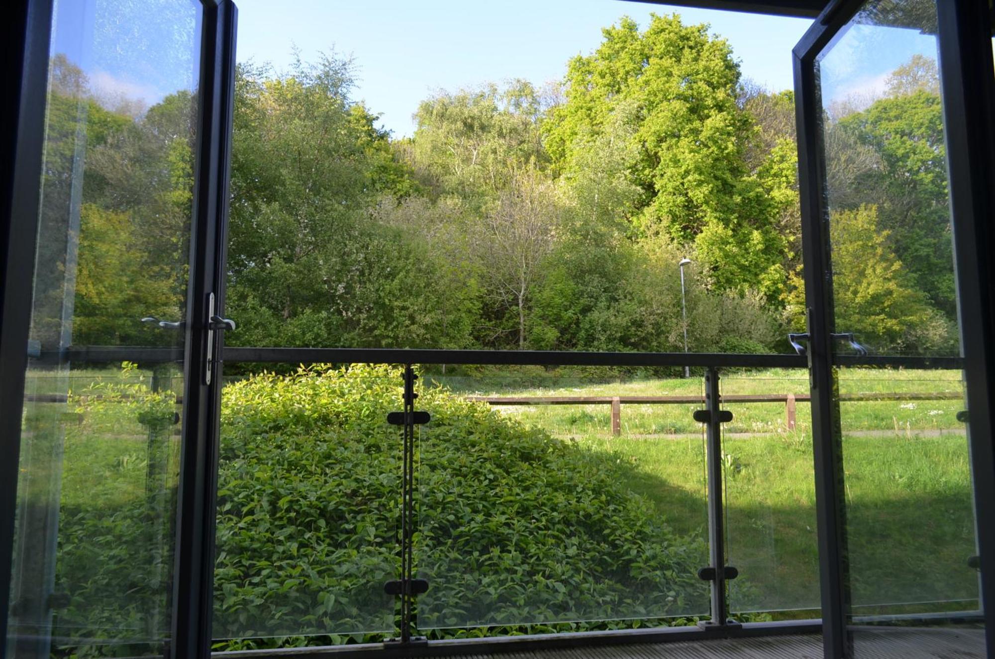 Brentwood Town Retreat - Large 2 Bedroom Apartment Bagian luar foto